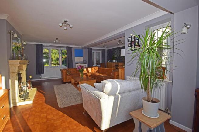 8 Hanbury Road, lounge 3.jpg
