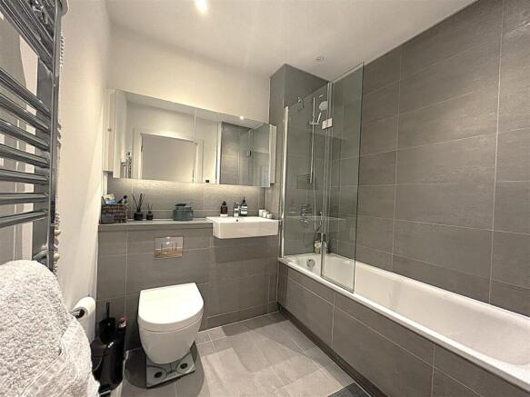 FAMILY BATHROOM