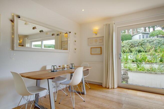 Sitting/dining room