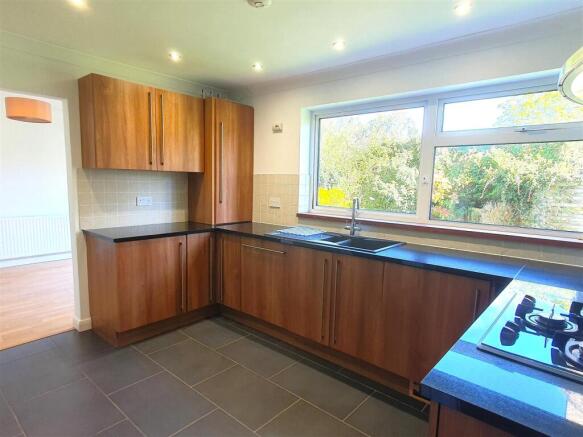 Kitchen 2.jpg