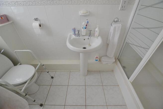 bd 1 ensuite.JPG