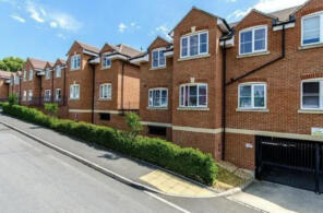 Flat 4, Giles House, Bells Hill Green, Slough SL2 4EW
