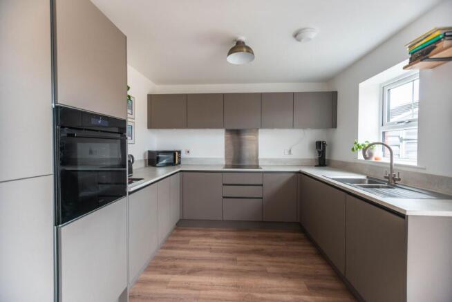 4 bed Semi-Detached for sale Image 8