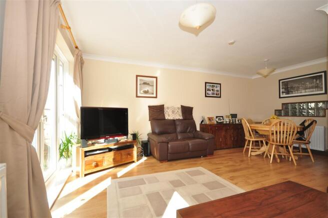 Lounge / Dining Area