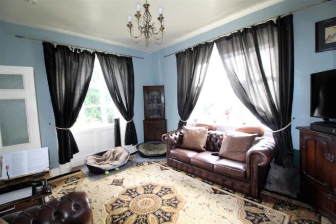 Lounge 1.JPG