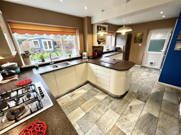 KITCHEN/BREAKFAST