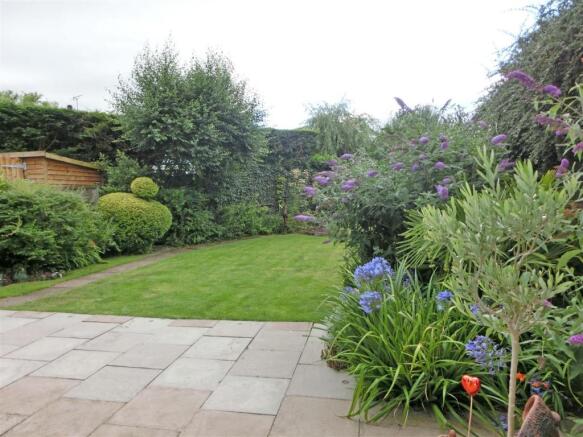 Lynbrook Close 25 garden 2.jpg