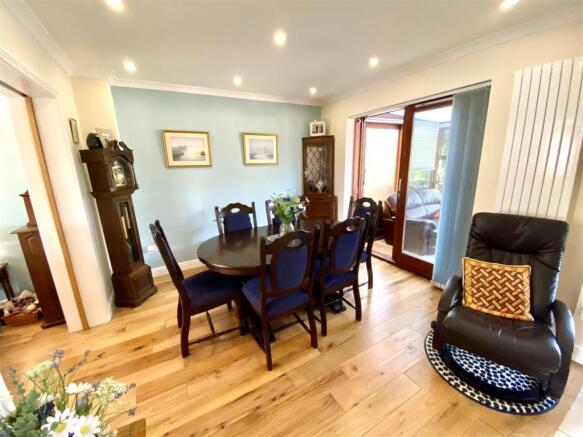 KITCHEN/FAMILY DINING
