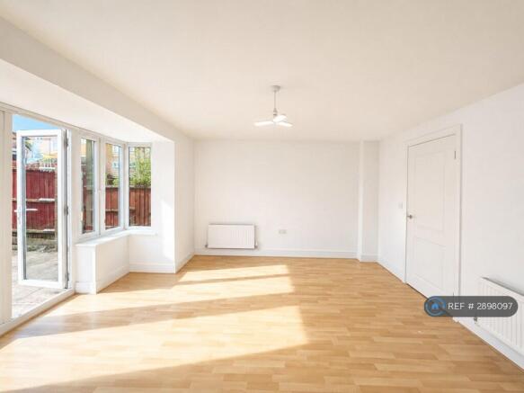 Bright Reception Room With Garden Access