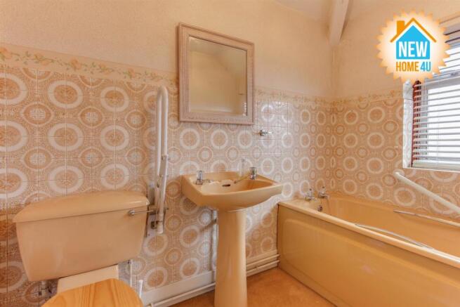 FAMILY BATHROOM:
