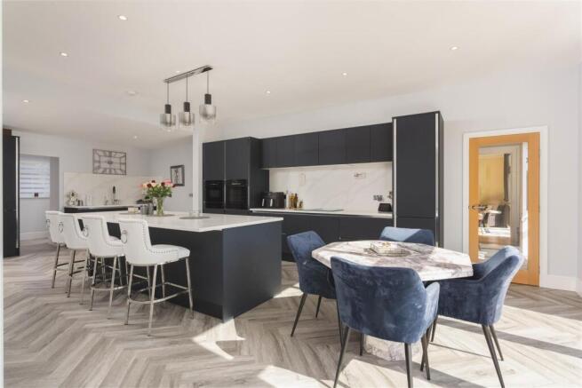5 bed Detached for sale Image 4