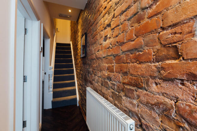 4 bed House to rent Image 5