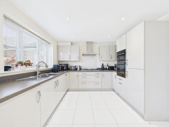 KITCHEN / DINING ROOM
