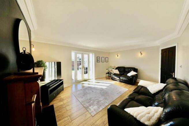 6 bed Detached for sale Image 9