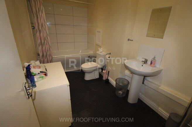 3 bed House Share to rent Image 4
