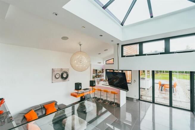 5 bed Detached for sale Image 11