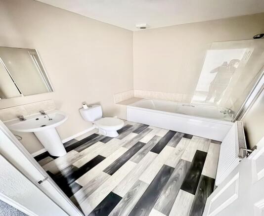 3 bed Town House to rent Image 8