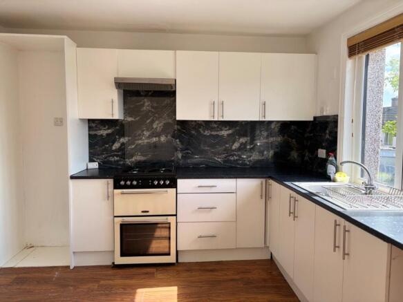 3 bed Semi-Detached for sale Image 6