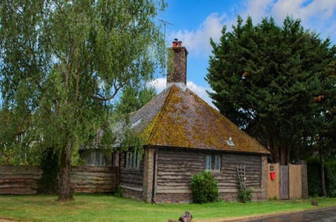 Two-bedroom detached lodge with a garage and stud