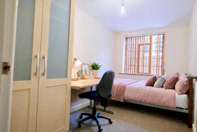 4 bed Apartment to rent Image 9