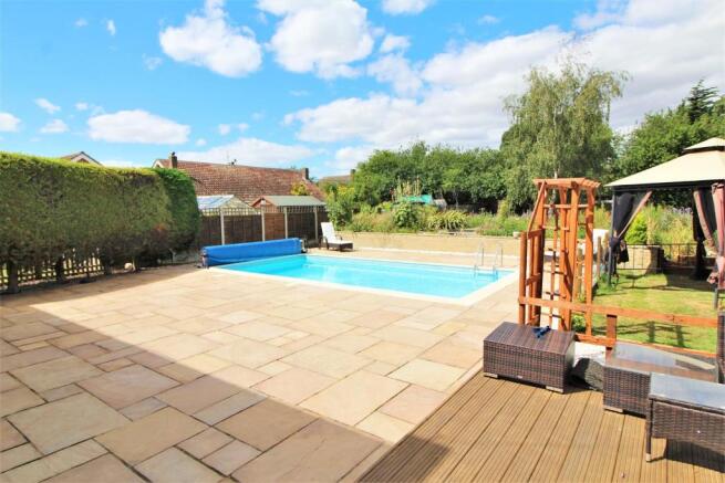 SWIMMING POOL & PATIO
