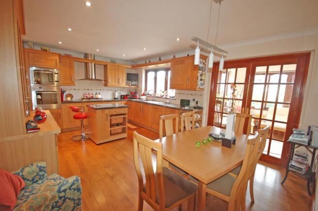 KITCHEN/DINING ROOM