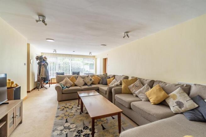 5 bed Detached for sale Image 8