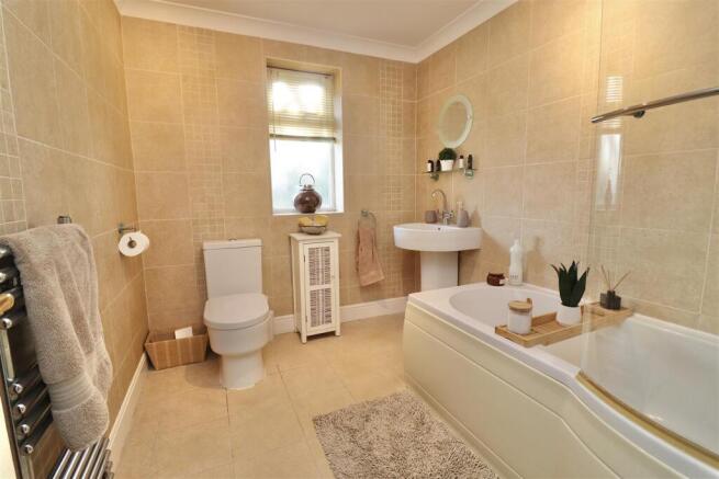 4 bed Detached for sale Image 11
