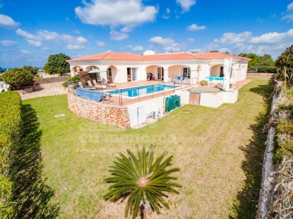 Villa with sea views in Binidalí