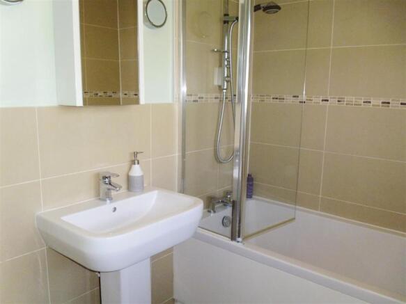 25 - Bathroom b.jpg