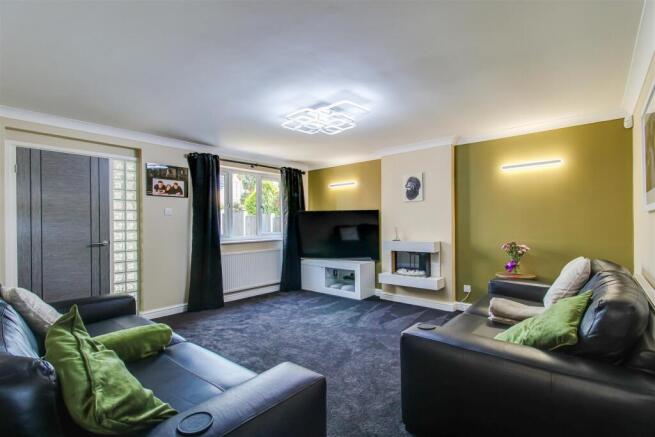 5 bed Detached for sale Image 7