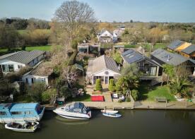 Deepwaters, Wheatleys Eyot, Sunbury-on-thames TW16 6DA