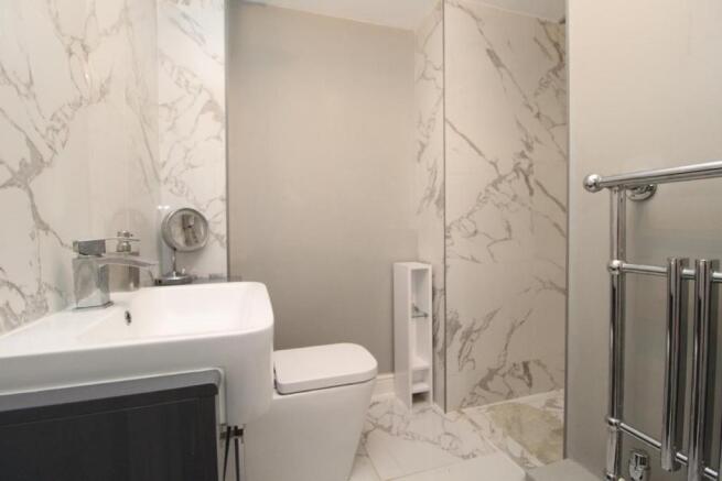 EN-SUITE SHOWER ROOM