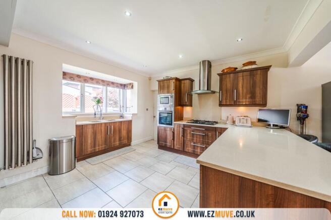 5 bed Detached for sale Image 9