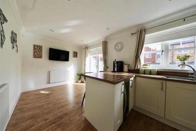 4 bed Detached for sale Image 11