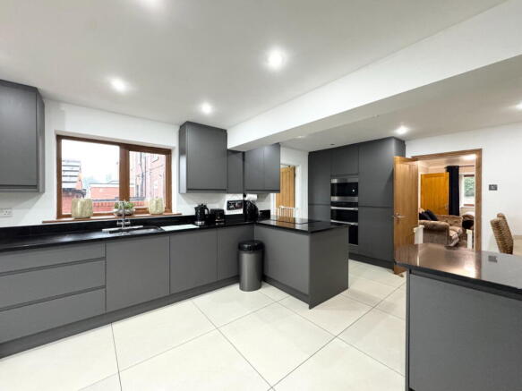 4 bed Detached for sale Image 4