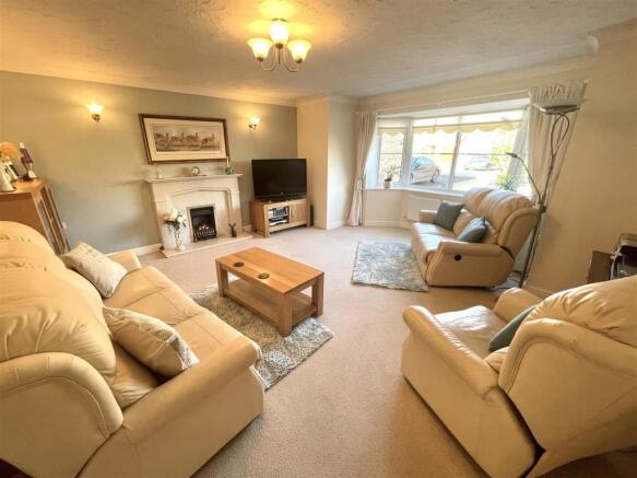 BAY FRONTED LOUNGE :