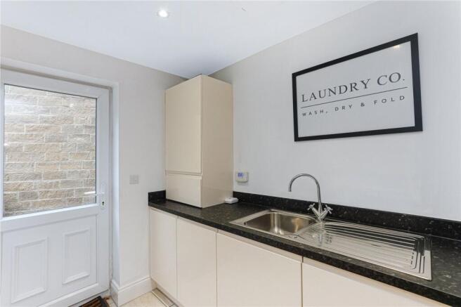 5 bed Detached for sale Image 9