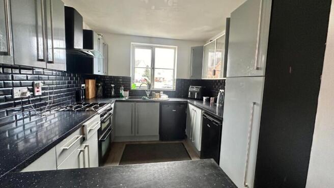 5 bed Detached for sale Image 5
