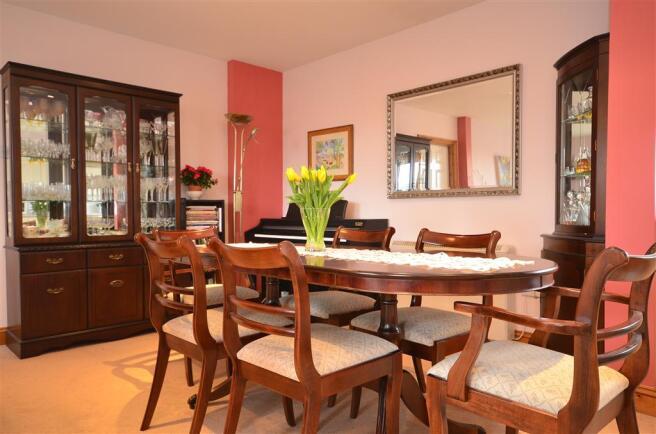 Lounge/Dining Area