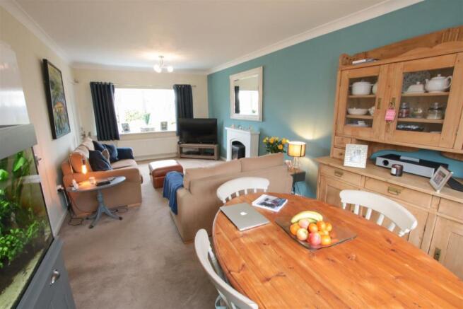 OPEN PLAN LOUNGE & DINING ROOM
