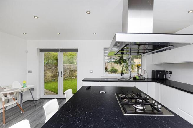 5 bed Detached for sale Image 10