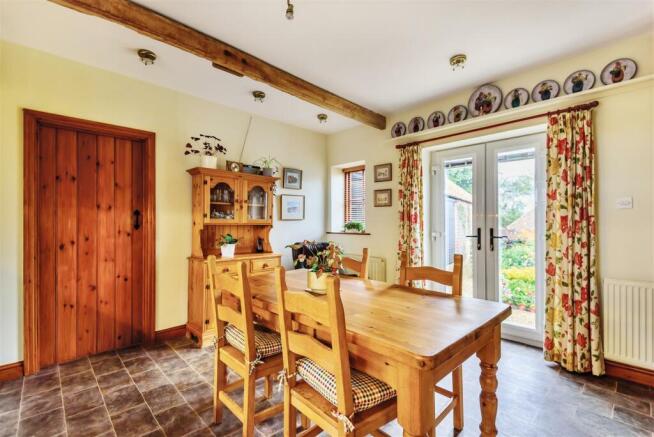 KITCHEN/DINING ROOM