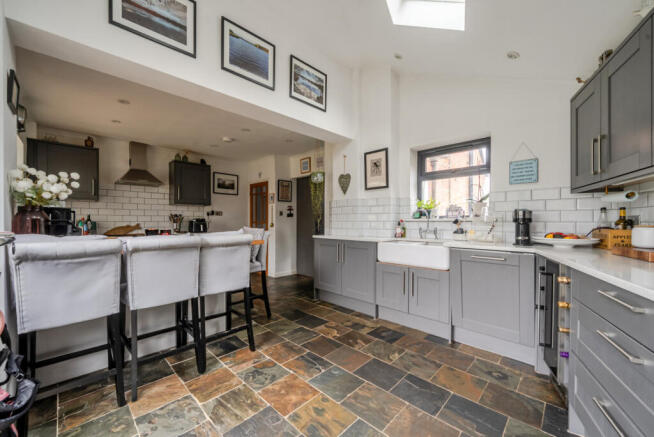 Greenhill Way, Farnham, Surrey, GU9 photo 4