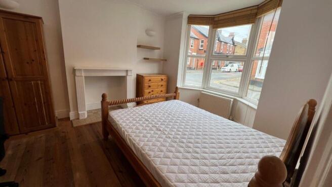 Bright double bedroom with bay window and woode...