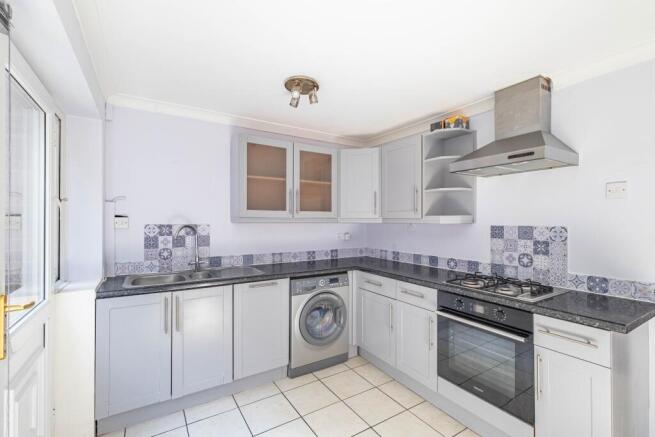 2 bed Terraced to rent Image 4