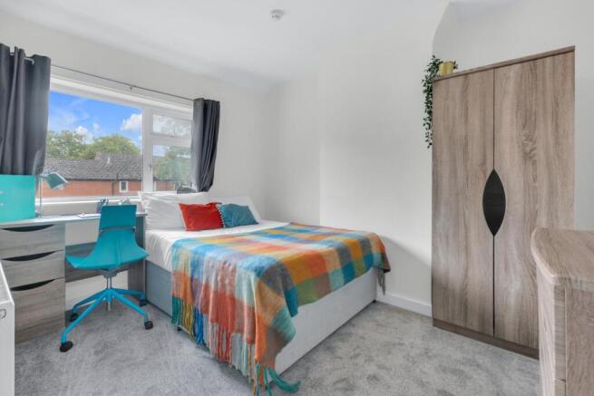 4 bed House to rent Image 8