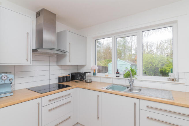 32 torbracken howwood, johnstone pa9 1dy L-13