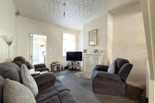 OPEN PLAN DINING ROOM & SITTING AREA