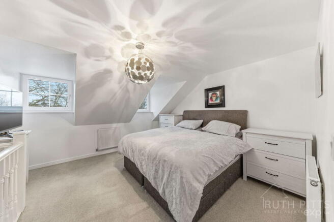 3 bed Town House for sale Image 11